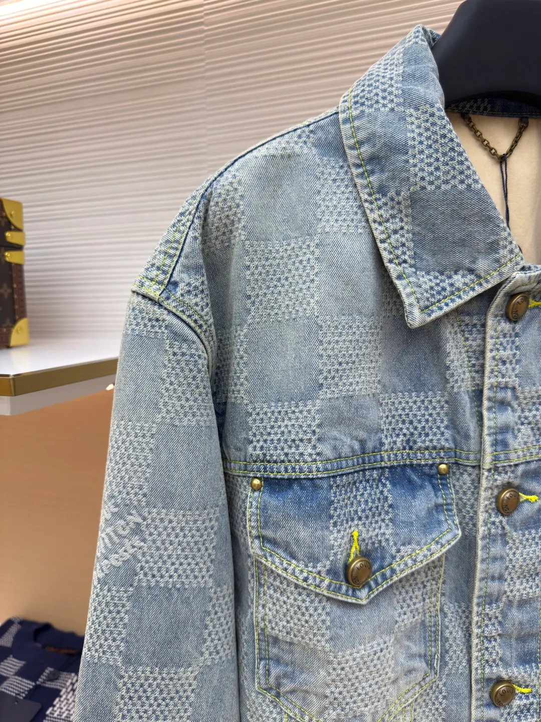 LOUIS VUITTON checkerboard denim jacket ●Authentic product: Purchased and developed for 25600 ●Item number: 1680097-C20 ●Fabric: denim fabric ●Technology: Yarn-dyed jacquard ●Version: Fitted version ●Size: 46-48-50-52 ●Weight: about 1300g ●Description: Both the front and back panels are embroidered with the brand's iconic LOGO, and the front panel is embellished with checkerboard, plus the brand's English embroidery. The back embroidery uses 3D three-dimensional embroidery, with a total stitch count of 23,800. The zipper is electroplated in an aged brass color, and the pull tabs are in an electroplated aged brass color. The overall wiring is straight and delicate, the fabric is comfortable and soft, and the color is consistent without color difference. It can be matched with the same style to create a fashionable look and control various occasions. Customized accessories, complete with three standards, same style for men and women!
